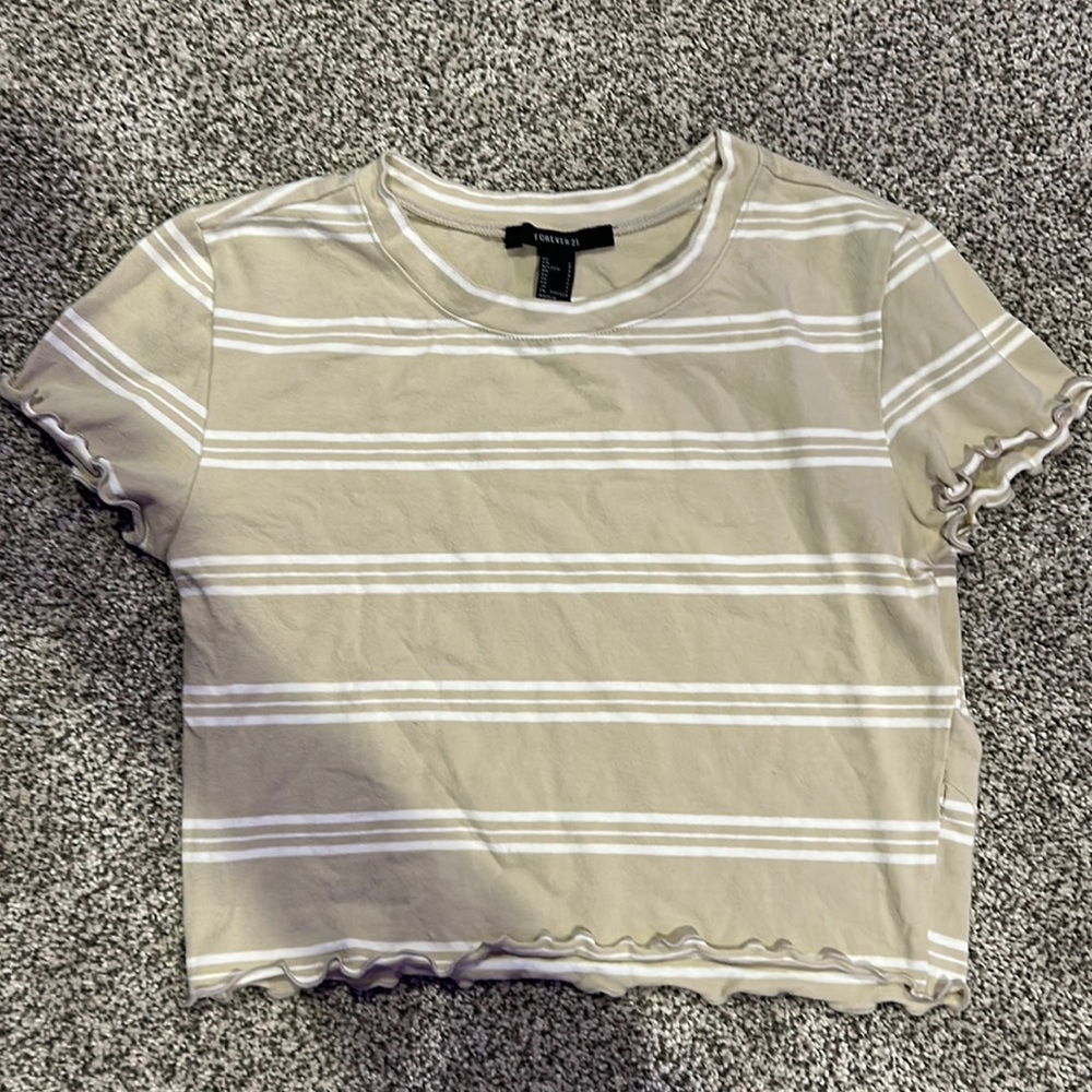 Cute cropped t-shirt from Forever 21. It is a size large.